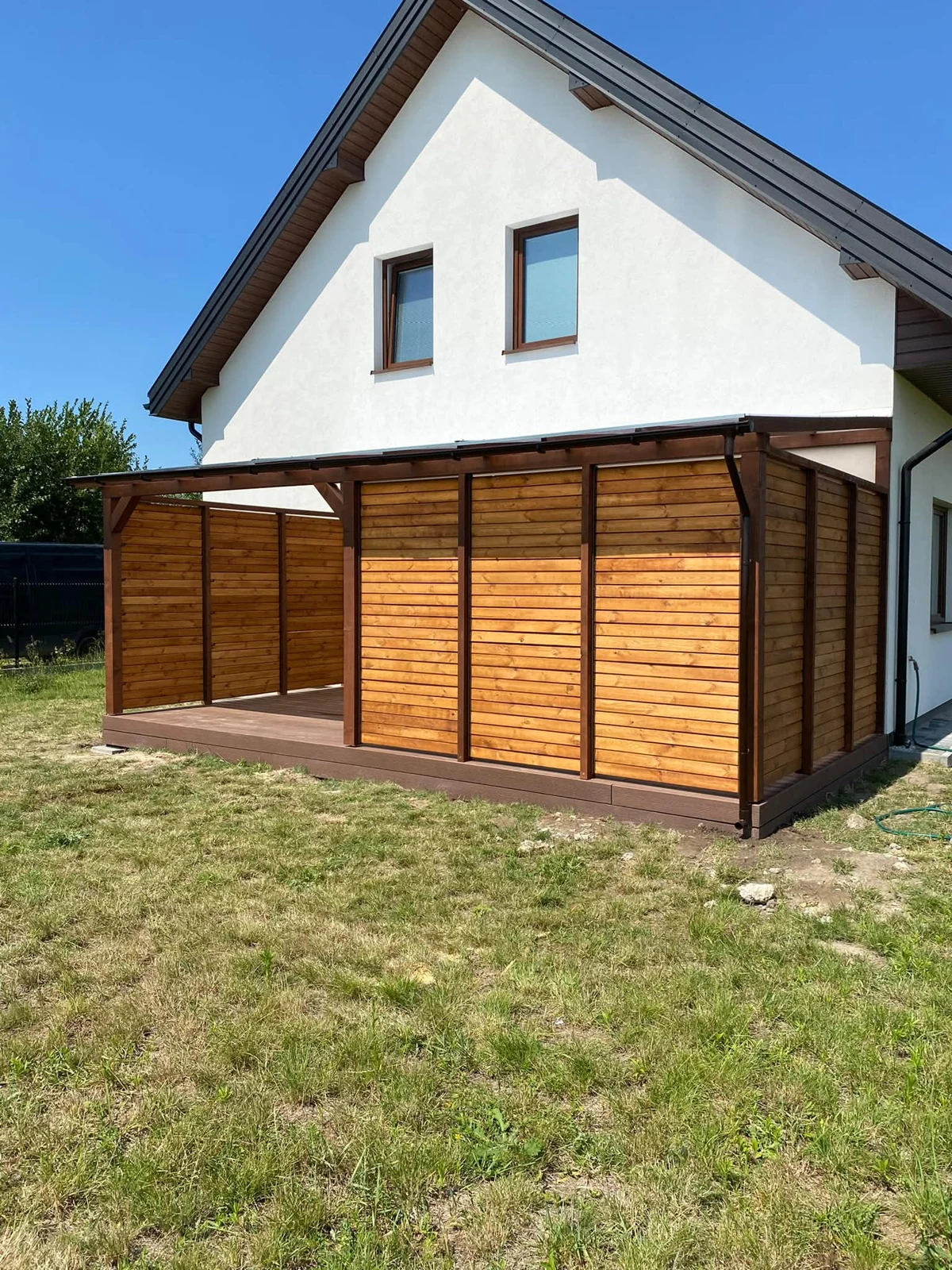 Zabudowa tarasu z drewnianymi panelami